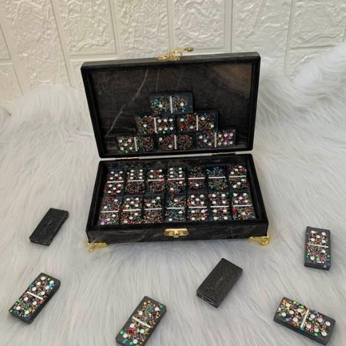 دومينو ريزن بدرجات أسود